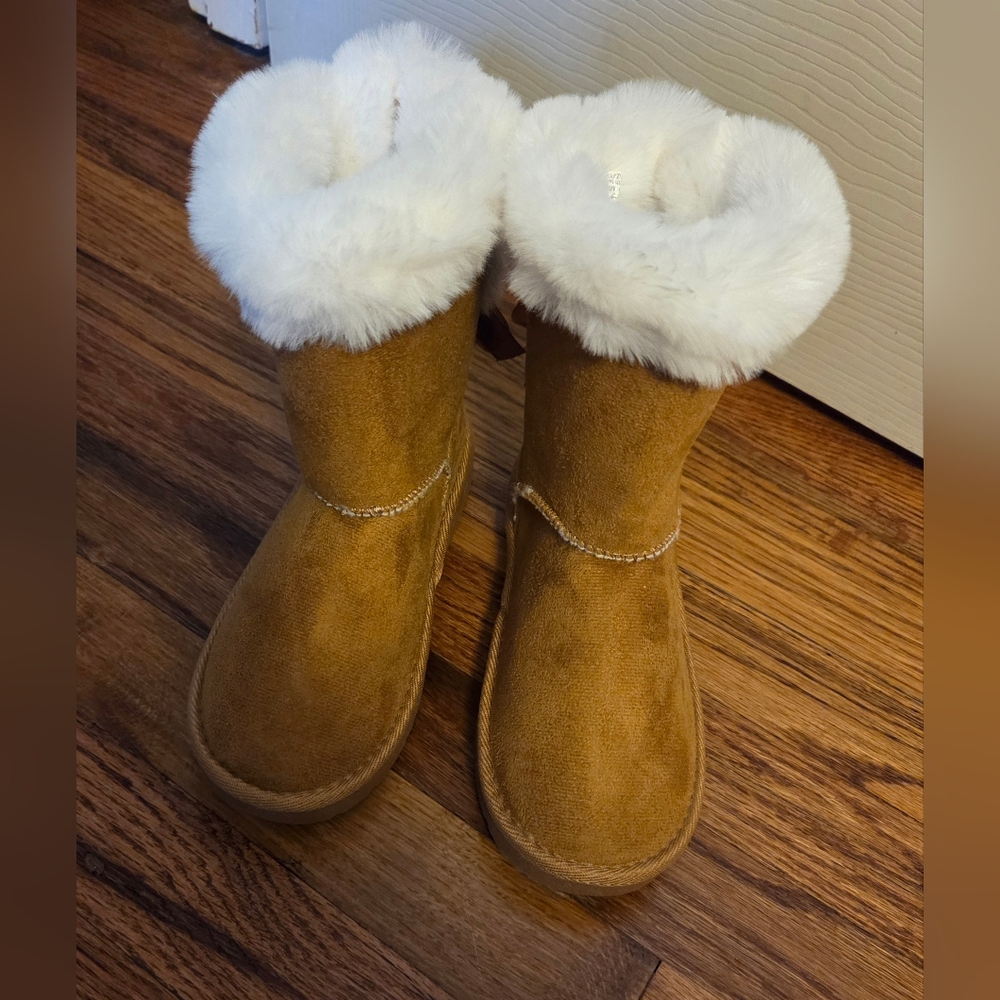 Revolution Cozy Tan Boots with White Fur Lining Girls Size 3 NWOT